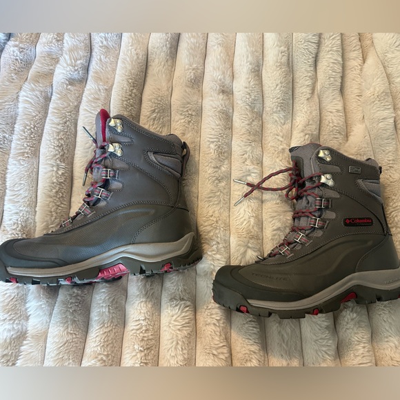 NWOT never worn Columbia Hiking Boots - Picture 3 of 6